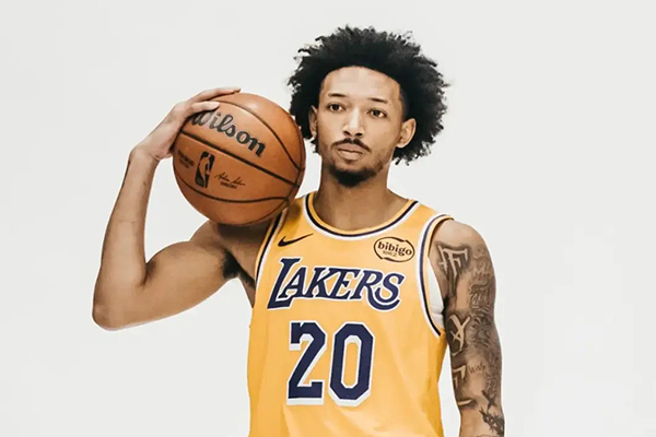 湖人官宣签下小尼克-史密斯：双向合同下的潜力博弈