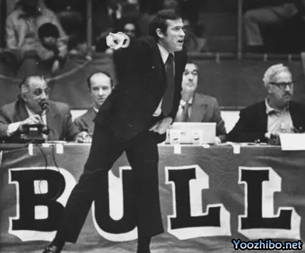 1970-71赛季,迪克-莫塔如何引领芝加哥<a href=/lanqiuxm/bulls/ target=_blank class=infotextkey>公牛</a>队逆袭,揽获最佳教练殊荣
