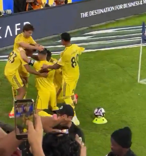 绝杀瞬间！<a href=/qiuxingxm/zuqiuxm/122.html target=_blank class=infotextkey>菲利克斯</a>给C罗戴上“胜利信物”，C罗跳舞回应嗨爆！